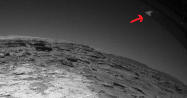 Crédit photo NASA. J'ai fléché en rouge la forme triangle... Possible ovni triangle le 10 mars 2016, par Curiosity, sur Mars...