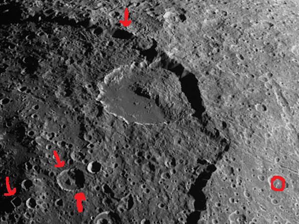 Crédit photo NASA. Iapetus, satellite de Saturne. J'ai fléché ces étranges formes...
