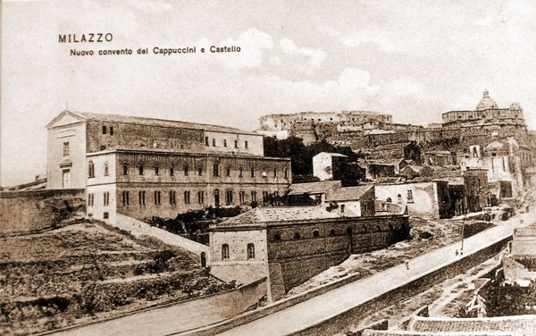 La photo ici est une vue ancienne, une scène figée, de Milazzo, en Sicile.
