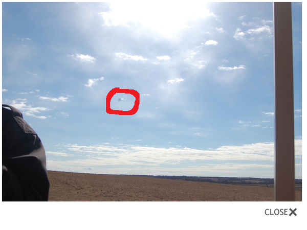 Crédit photo MUFON. J'ai entouré en rouge l'ovni. A Canton, Kansas, le 19 mars 2016...