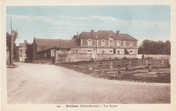 La photo ici est une vue ancienne, une scène figée, à Cerisay, dans les Deux-Sèvres.