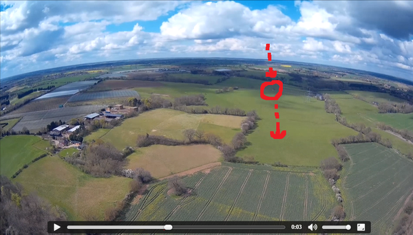 Crédit photo MUFON. J'ai entouré en rouge l'ovni, et fléché sa direction. Ovni sphère blanche ultra rapide, près de Colchester, le 17 avril 2016...