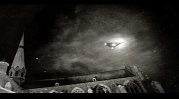 Ovni noir et lumineux à Mackay en Australie le 25 avril 2016