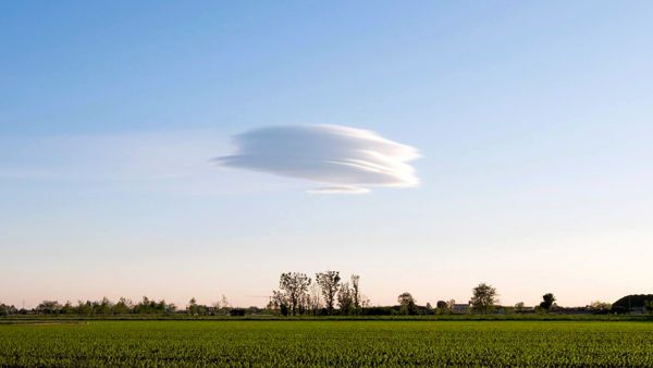 Photo du nuage lenticulaire à Bargnana Rovato, Italie, le 25 avril 2016...