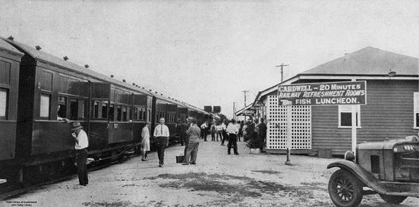 La photo ici est une vue ancienne, une scène figée, de la gare de Cardwell, en 1930.