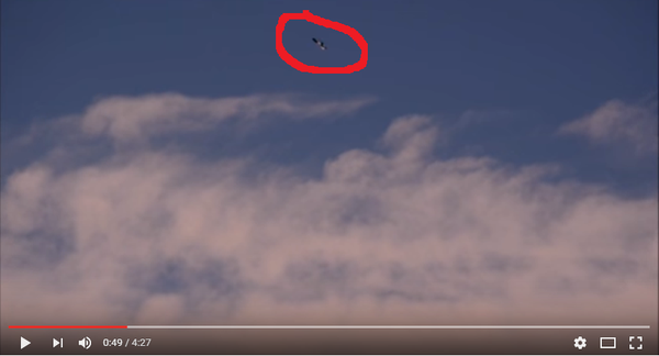 J'ai extrait cette image de la vidéo. Ovni ou cerf-volant, Sud-Est de la France le 01 mai 2016... J'ai entouré en rouge la "Chose".