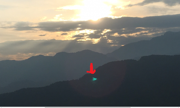 Photo : j'ai fléché en rouge l'ovni vert à Alishan, à Taiwan. Le 04 mai 2016...