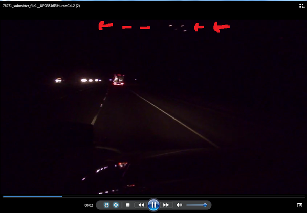 Photo : j'ai extrait cette image de la vidéo, et fléché en rouge la direction de cette formation de 4 lumières. A Huron, Californie, le 07 mai 2016...
