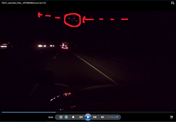 Photo extraite de la vidéo originale. J'ai entouré et fléché la direction en rouge de l'ovni. A Huron, Californie, le 07 mai 2016...