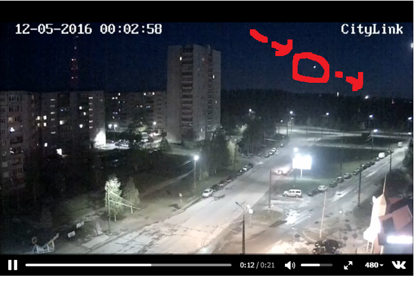 J'ai extrait cette image de la vidéo, et entouré et fléché en rouge la direction du phénomène lumieux. A Petrozavodsk, Russie, le 12 mai 2016...