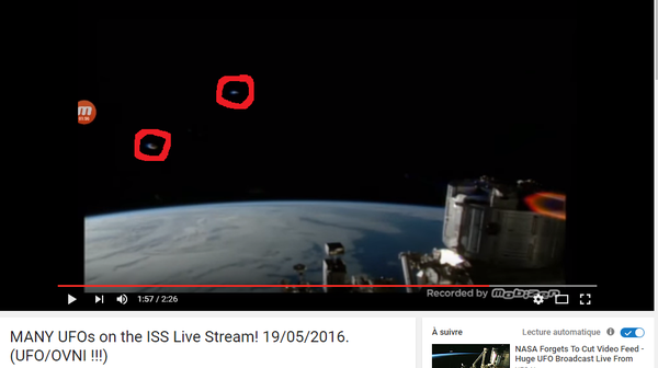 J'ai extrait cette image de la vidéo, et entouré en rouge ces deux ovnis. ISS, le 19 mai 2016...