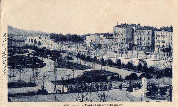 La photo ici est une vue ancienne, une scène figée, à Valence, dans la Drôme, en France.