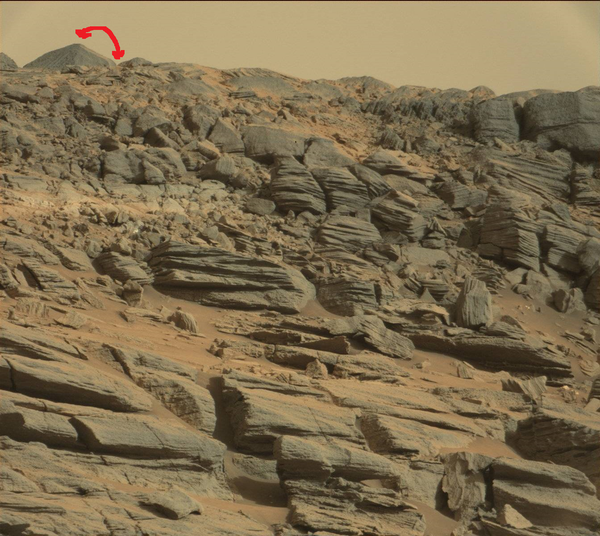 Crédit photo NASA. J'ai indiqué en rouge cette curieuse forme sur la montagne. Comme une piste toboggan !