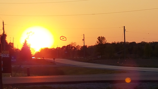 J'ai entouré en rouge l'ovni "Soucoupe Volante". C'est à Caledonia, Ontario, Canada, le 23 mai 2016...
