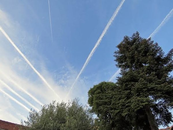 Crédit photo n°1 Thierry Chauvet. Chemtrails à Toulon, le jeudi soir 26 mai 2016...