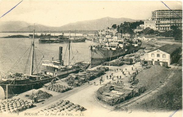 La photo ici est une vue ancienne, une scène figée, à Bougie (Béjaïa), en Algérie.