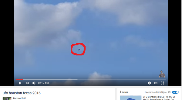 J'ai extrait cette image de la vidéo, et entouré en rouge l'ovni. A Houston, Texas, probablement le 01 juin 2016...