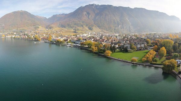 La photo ici est une vue de Villeneuve, sutuée près du Lac Léman, en Suisse...