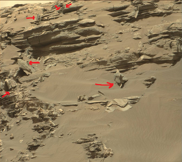 Photo crédit photo NASA. J'ai indiqué par des flèches en rouge, ces curieuses formes sur Mars...