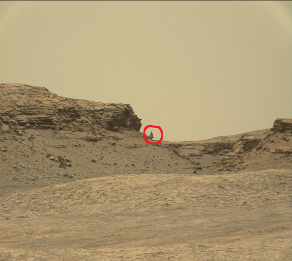 Crédit photo NASA. J'ai entouré en rouge cette forme de MENHIR...