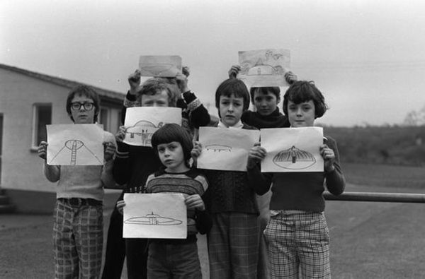Photo : ces élèves de l'école de Broad Haven au Pays de Galles, ont dessiné l'engin extraterrestre qu'ils ont vu...