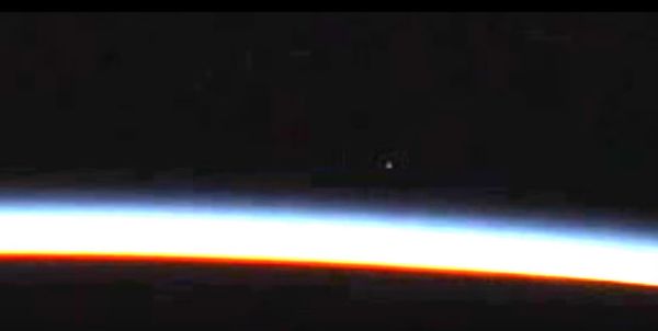 Image extraite de la vidéo. Ovni filmé par l'ISS le 09 juillet 2016...