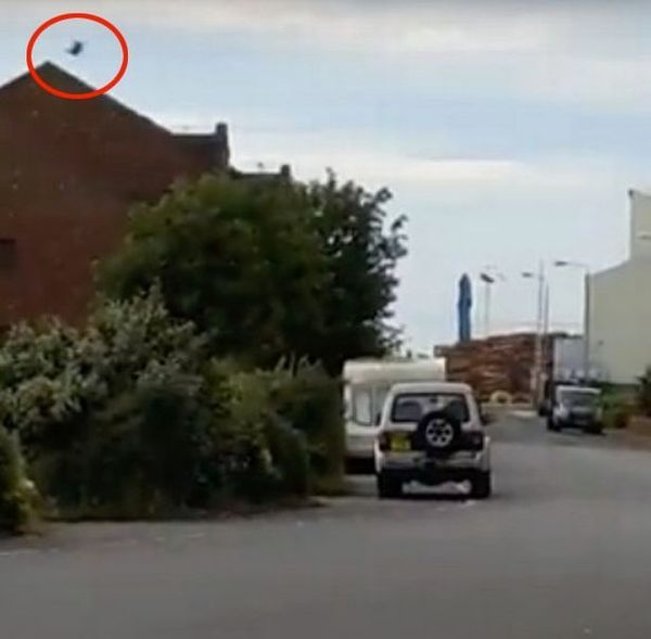 Photo 1 extraite de la vidéo sur le site mirror.co.uk. Ovni à Ayr, Ecosse, le 17 juillet 2016...