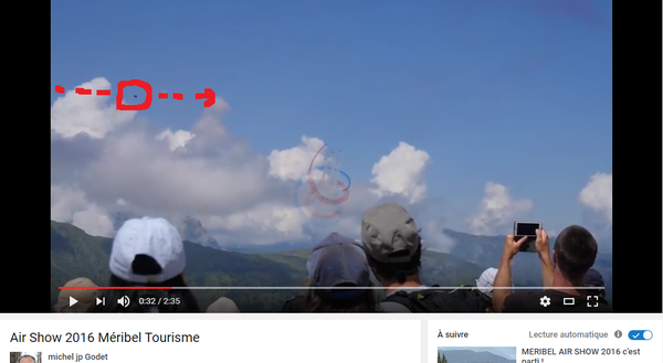 Méribel 1 : j'ai extrait cette image de la vidéo, et entouré en rouge l'ovni. A Méribel, le 25 juillet 2016...