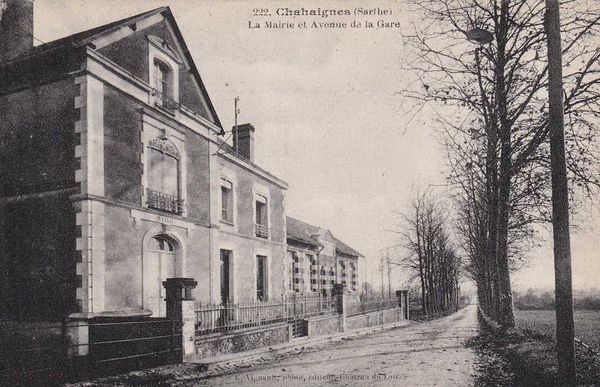 La photo ici est une vue ancienne, une scène figée, de l'ancienne Mairie, à Chahaignes, dans la Sarthe. Le bâtiment est devenu maintenant une Maison de Retraite en 1990 "La Résidence du Parc".