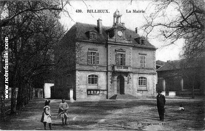 La photo ici est une vue ancienne, une scène figée, de la Mairie de Rillieux-la-Pape, dans le Rhône.