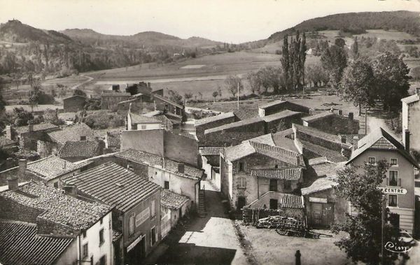 La photo ici est une vue ancienne, une scène figée, à Saint-Julien-De-Coppel, dans le Puy-de-Dôme, en Auvergne.