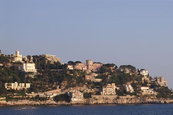 La photo ici est une vue du Mont Boron à Nice.