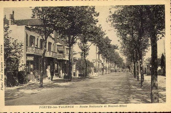 La photo ici est une vue ancienne, une scène figée, à Portes-lès-Valence, dans la Drôme, en France.