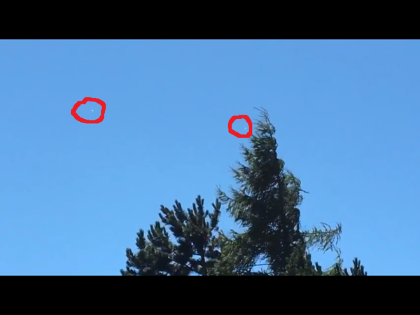 Photo : j'ai extrait cette image de la vidéo, et entouré en rouge notamment ces deux ovnis. Dans les Hautes-Alpes, le 21 août 2016...