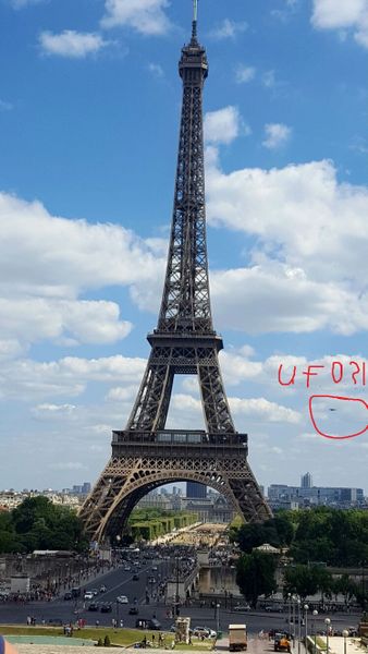 Photo originale : ovni cerclé par la personne. Le 24 juillet 2016...