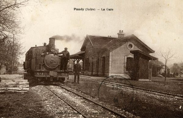 La photo ici est une vue ancienne, une scène figée, en gare de Paudy, dens le Berry, dans l'Indre.