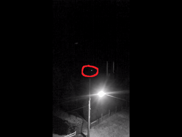 Photo : j'ai extrait cette image de la vidéo, et entouré en rouge l'ovni. A Breteuil, le 25 août 2016...
