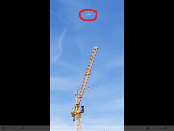 Photo : j'ai extrait cette image de la vidéo, et entouré en rouge l'ovni. A Manchester, le 23 août 2016...