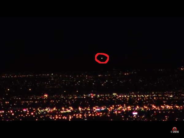 Photo : j'ai extrait cette image de la vidéo, et entouré en rougle l'ovni. Près de Las Vegas, le 01 septembre 2016...
