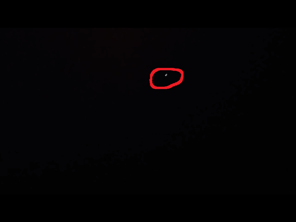 Photo : j'ai extrait cette image de la vidéo, et entouré en rouge l'ovni. A Le Havre, le 03 septembre 2016, à 23 H...