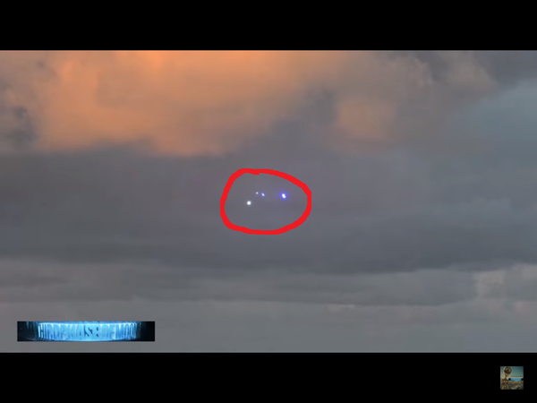 Photo : j'ai extrait cette image de la vidéo, et entouré en rouge les ovnis. A Malibu, le 06 septembre 2016...