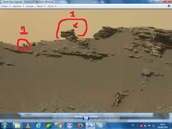 Crédit phoot NASA. J'ai entouré en rouge ces 2 parties de formes insolites sur Mars. Prises par Curiosity sur Mars le 05 septembre 2016. SOL 1451.