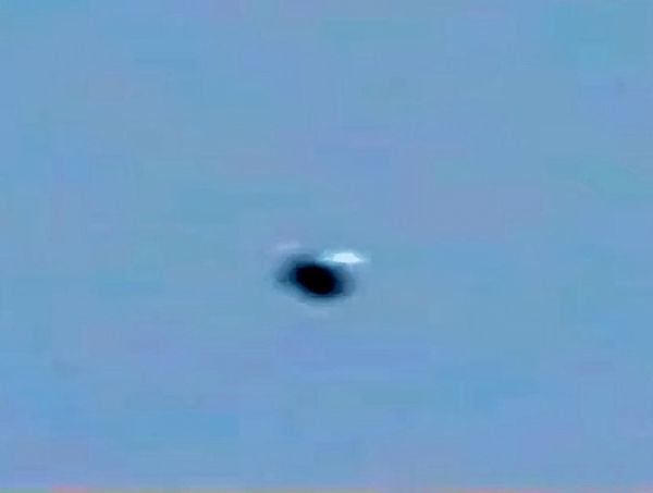Photo : extraite de la vidéo. Ovni à Dragona, Italie, le 12 mai 2012...