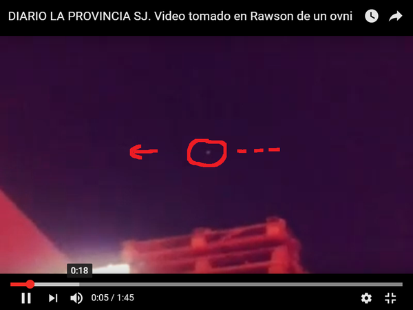 Photo : j'ai extrait cette image de la vidéo, et entouré en rouge l'ovni. J'ai fléché aussi le sens de son déplacement. A Rawson, Argentine, le lundi 03 octobre 2016...