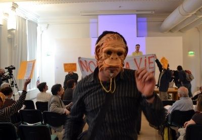 Paris, CNAM : des chimpanzés du futur ont saboté le Forum de la biologie de synthèse