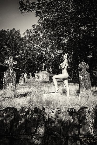 Le vieux cimetière avec Mélissa 2