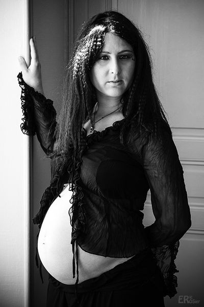 Maternité : portrait de Morgane au chemisier noir (n&b)
