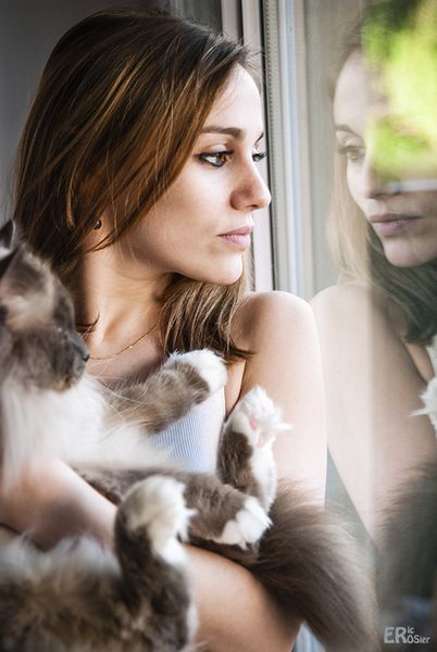 Aurore rêveuse à la fenêtre avec son chat