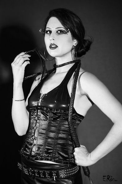 Maîtresse Feÿ Aena et son fouet en noir et blanc