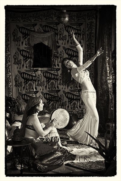 Séance orientale : danse au harem 2 (n&b)